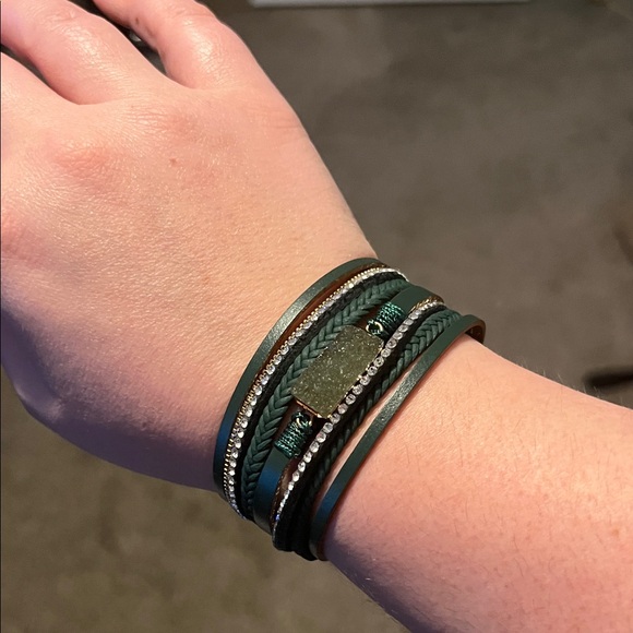 Elegant Green and Gold Women's Bracelet - Picture 4 of 5